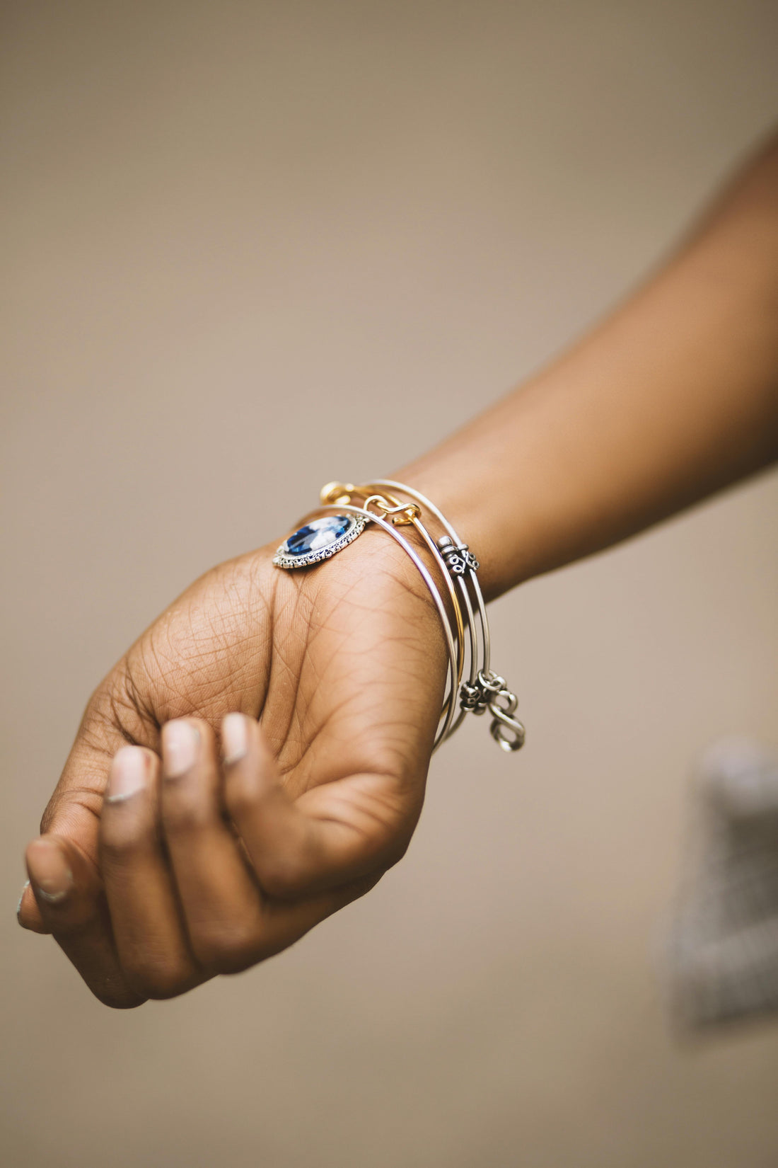 Bangles et Cuffs : L'Évolution des Bracelets Rigides