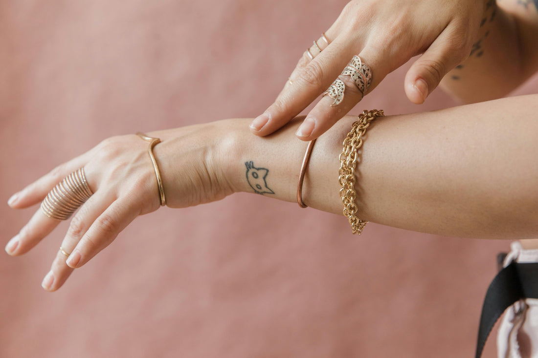 Les Bracelets en Or : Un Symbole de Statut et de Fortune à Travers les Âges.